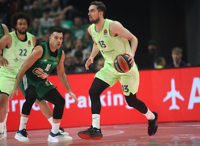 Satoransky, con la pelota y ante Sloukas, en el duelo del Barça en casa del Panathinaikos