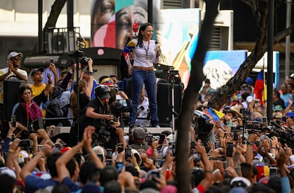 La opositora venezolana Mara Corina Machado, minutos antes de que fuera detenida, este jueves en Caracas, Venezuela.+