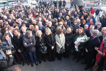 La presidenta de la Comunidad de Madrid, Cristina Cifuentes, y la alcaldesa de Madrid, Manuela Carmena, recuerdan a las 193 víctimas de los atentados terroristas del 11 de marzo de 2004, cuando se cumple el 14º aniversario de la tragedia. En la imagen, homenaje en la estación de Atocha, el 11 de marzo de 2018.