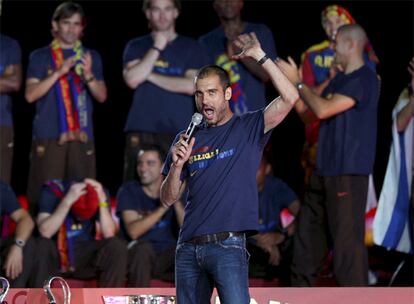 El entrenador Guardiola saluda a la afición reunida en el gran fin de fiesta celebrado en el Camp Nou.