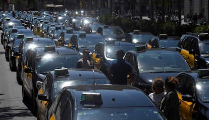 Taxistas colapsan la Gran Vía de Barcelona.
