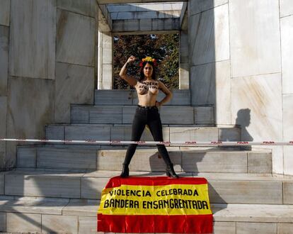 La activista de Femen Lara Alcázar en el Monumento a la Constitución Española de 1978, en Madrid, el pasado octubre.