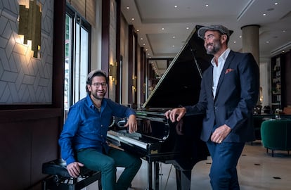 El pianista Albert Sanz y el 'crooner' Javier Botella en el hotel Westin de Valencia.