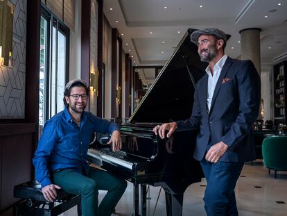 El pianista Albert Sanz y el 'crooner' Javier Botella en el hotel Westin de Valencia.