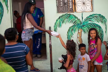 Entrega de quentinhas no Morro da Palmeira no Complexo do Alemão, no Rio.