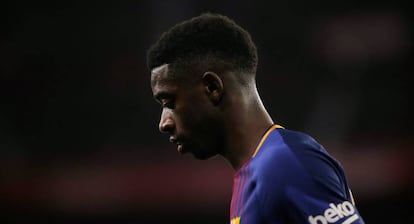 Dembélé, cabizbajo en el duelo ante el Sevilla.