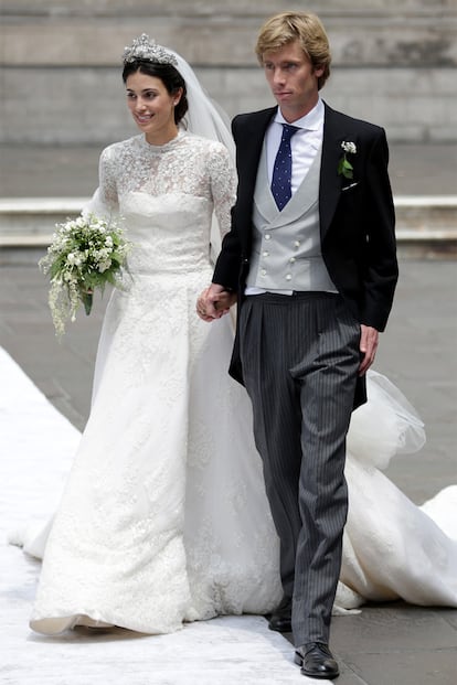 Jorge Vázquez fue el encargado de confeccionar su vestido de novia para su boda religiosa con Christian de Hannov, que se celebró en marzo de este año en Lima. Un diseño clásico y atemporal digno de una princesa. Algunos lo compararon con el vestido nupcial de Grace Kelly. Kate Moss o Eugenia y Beatriz de York estaban en la lista de invitadas.