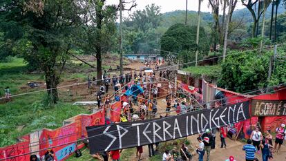 Os Indígenas da etnia Guarani Mbya ocupam a entrada do terreno onde construtora pretende construir torres residenciais.