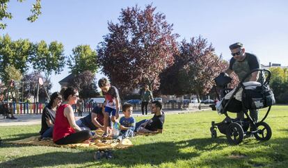 Un grupo de amigos con sus hijos, en un parque en Boadilla del Monte (Madrid).