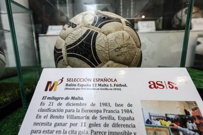 El 21 de diciembre de 1983, el Benito Villamarín acogió uno de los partidos de fútbol más recordados de la historia de la Selección Española. El mítico 12-1 frente a Malta supuso la clasificación para Eurocopa de Francia de 1984, en la España se quedó a las puertas de proclamarse campeón tras perder en la final contra el anfitrión. En la imagen, uno de los balones que se usaron durante el encuentro.