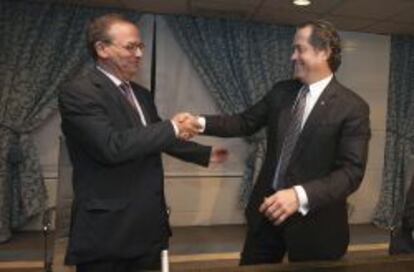 El director general del FROB, Antonio Carrascosa (i), y el presidente del Grupo Banesco Internacional, Juan Carlos Escotet, tras la firma en la que el FROB ha salido definitivamente de NCG Banco.