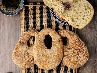 Ka'ak, pan libanés ovalado cubierto de semillas de sésamo, receta en el interior de 'Planeta Pan', de Edu Lavandeira (Editorial Oberon).