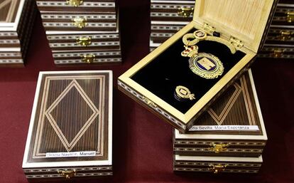 Detalle de las medallas que se les han entregado a los 109 diputados autonómicos en el momento de su nombramiento.