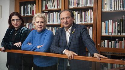 De izquierda a derecha, Angels Gregori, presidenta del PEN catalan, Jennifer Clement, presidenta del PEN internacional y Carles Torner, director ejecutivo del PEN internacional.