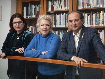 De izquierda a derecha, Angels Gregori, presidenta del PEN catalan, Jennifer Clement, presidenta del PEN internacional y Carles Torner, director ejecutivo del PEN internacional. 