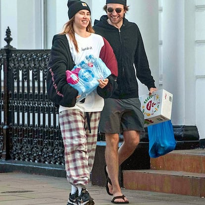 El colmo de la visibilidad pijamera llega de la mano de la modelo y actriz Suki Waterhouse y Robert Pattinson, que han salido a hacer la compra de esta guisa. ¿Quién no tiene unos pantalones de pijama de cuadros como los de la modelo?