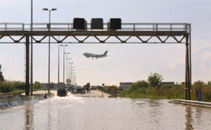 Una carretera cercana al aeropuerto de El Prat, en Barcelona, anegada por las intensas lluvias de los últimos dos días.