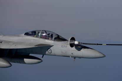 Un Super Hornet F / A-18F de la Real Fuerza Area Australiana (RAAF) maniobrando en posicin para tomar combustible de un buque tanque de mltiples funciones de la RAAF KC-30A durante una operacin area sobre una ubicacin desconocida en Oriente Medio.