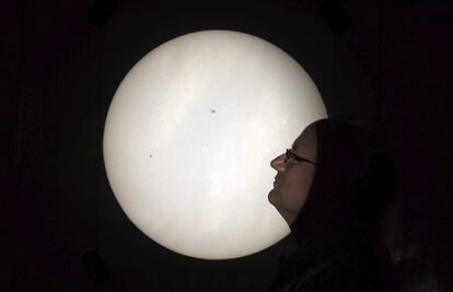 Un hombre observa la imágen del tránsito de Mercurio por delante del Sol en el Instituto de Astrofísica de Potsdam, Alemania.