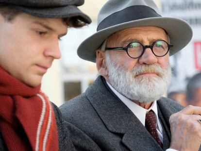 Simon Morzé y Bruno Ganz, en 'El vendedor de tabaco'.