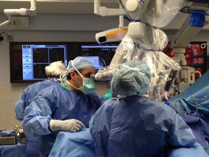 El Doctor Q operando con su equipo en un quirófano del Hospital Bayview de Johns Hopkins.