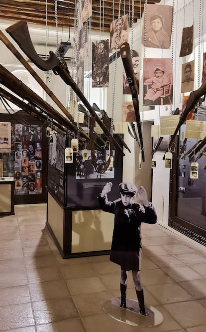 La icónica imagen de un niño rindiéndose durante el levantamiento del gueto de Varsovia en 1943, al que apuntan varios fusiles, en la exposición en Dubái.