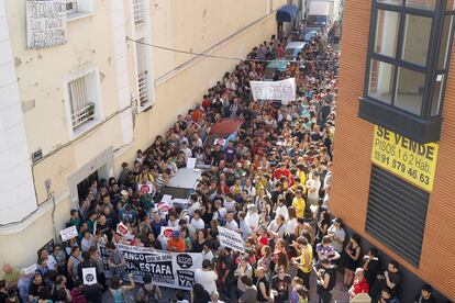 Los manifestantes llenan la calle donde se encuentra la vivienda que iba a ser desahuciada.