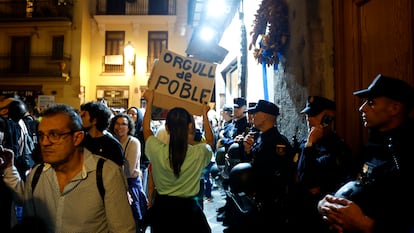 Una manifestante pasa delante de una fila de policías durante la protesta.