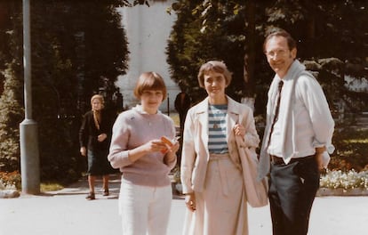La hija de Alexandrov, Olga; su esposa, Alya; y su colega Michael MacCracken, en Zagorsk (URSS) en 1984.
