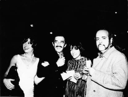 De izquierda a derecha, Marina Curià, Gabriel García Márquez, Beatriz de Moura y César Santos Fontela en la fiesta de lanzamiento de Tusquets en octubre de 1969, en la sala barcelonesa Price.