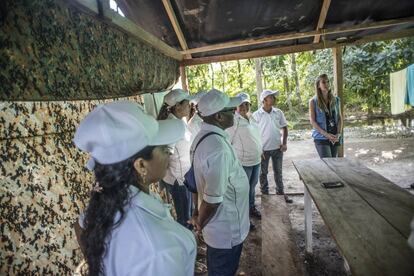 Los excombatientes de las FARC, agrupados en una cooperativa, dan un discurso de bienvenida, ayudados por la traducción improvisada de una oficial de la misión de la ONU en Colombia.