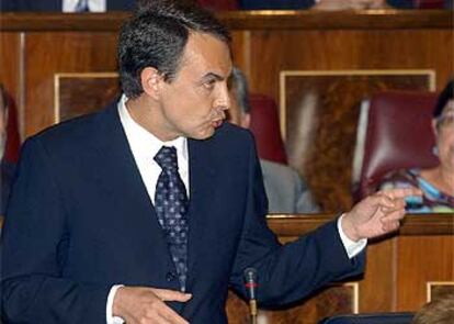 El presidente, José Luis Rodríguez Zapatero, durante su intervención en la sesión de control al Gobierno.