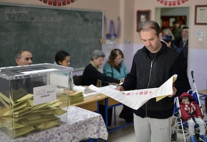 Un turco antes de dejar su voto en un colegio electoral de Estambul (Turqía).