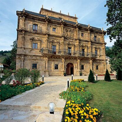 Fachada del palacio de Soñanes, en Villacarriedo, uno de los hoteles del club de calidad.