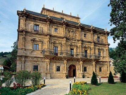 Fachada del palacio de Soñanes, en Villacarriedo, uno de los hoteles del club de calidad.