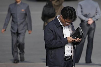 Pyongyang apuesta por un sistema donde la élite de confianza puede navegar por Internet con relativa libertad mientras que las masas se mantienen dentro de una intranet nacional minuciosamente vigilada y construida en parte con software robado. En la foto, varias personas utilizan ordenadores en el Complejo Sci-Tech de Pyongyang, el 16 de junio de 2017. En la foto, un hombre usa su teléfono inteligente en Pyongyang, el 5 de mayo de 2015.