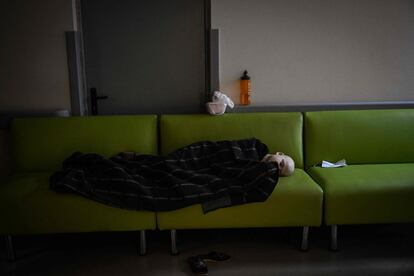Un niño que lucha contra el cáncer duerme en un sofá después de ser evacuado al sótano del centro de oncología que se utiliza como refugio antiaéreo en Kiev. El ejército ruso dijo el 28 de febrero de 2022 que los civiles ucranianos podría abandonar "libremente" la capital del país, Kiev, y afirmó que su fuerza aérea dominaba los cielos de Ucrania cuando su invasión entró en su quinto día.