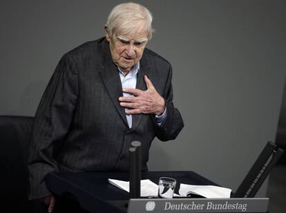 El escritor Daniil Granin, en el Bundestag, en enero de 2014.