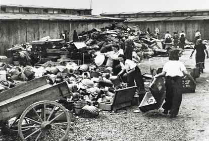 Reclusos del privilegiado Comando Canad clasifican las pertenencias de los judos asesinados ante los almacenes de las SS en Birkenau en mayo de 1944.