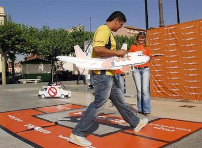 Un joven participa en el juego organizado por la compañía aérea de bajo para presentar su nueva ruta.