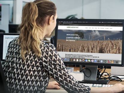 Una joven consulta la web de Mercados de Derechos PAC.