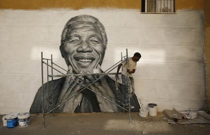 Nelson Tavares trabaja en su barrio de Lisboa pintando un grafito que representa al expresidente sudafricano, Nelson Mandela. Solo tiene tiempo para dedicarse a ello durante las vacaciones.