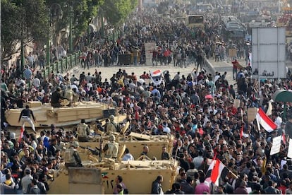 El ejército ha creado una zona de seguridad de 80 metros que separe a los miles de manifestantes opositores a Mubarak de los partidarios del presidente.