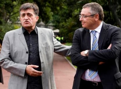 El alcalde de Barcelona, Jordi Hereu (en la primera fila, tercero por la derecha), entre Javier Godó e Ignacio Polanco, durante la recepción a los premiados ayer en Barcelona.