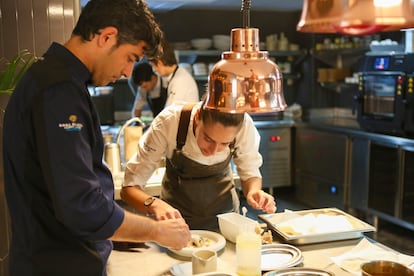 Andreu Genestra en la cocina del espacio gastronómico que lleva su nombre en Mallorca, en una imagen proporcionada por el restaurante.