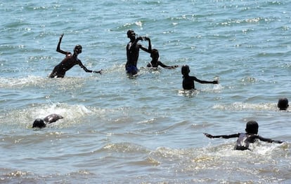 2012, Lago Turkana, Kenia. La llegada a Loiyangalani en el lago Turkana fue una pequeña recompensa después de un agotador viaje de casi 1.000 kilómetros desde Nairobi atravesando el desierto del Chalbi. Para estos niños fue motivo de sorpresa y regocijo, aunque más se sorprendieron cuando decidimos meternos en el lago con ellos…