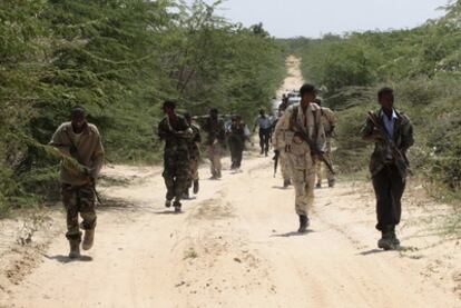 Soldados leales al Gobierno somalí vigilan una carretera al norte de Mogadiscio.