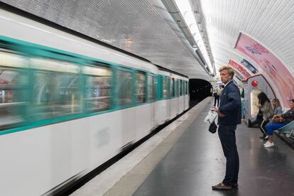 Un hombre esperando al metro en agosto en París.