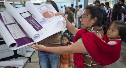 Una vocal de mesa coloca información electoral en un colegio en San Lorenzo Tlacoyucan, en la capital mexicana.