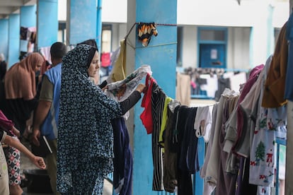 Una palestina tiende una colada en un colegio de la ONU reconvertido en refugio para gazatíes en Jan Yunis, Gaza. 